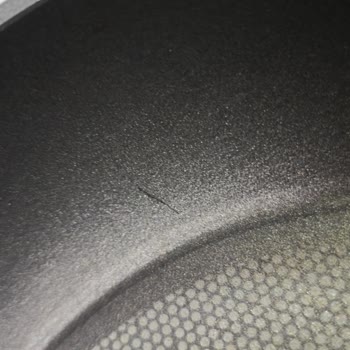 Titanyum Kaplamalı Tava Kısa Sürede Kaplamasını Kaybetti, Altı Karardı