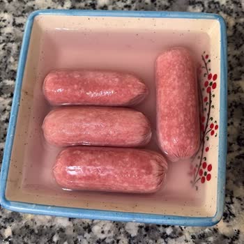BİM Tombik Sosisinde Su Pembe Renk Alması Sağlık Riski