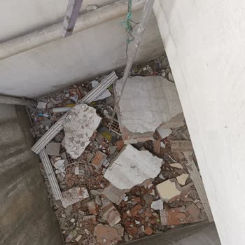 Yan Binanın Yıkımı Sonrası Balkon Ve Eşyalarımızın Hasarı İçin Acil Belediye Müdahalesi Gerekiyor
