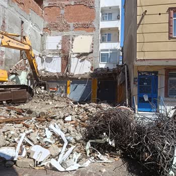 Yan Binanın Yıkımı Sonrası Balkon Ve Eşyalarımızın Hasarı İçin Acil Belediye Müdahalesi Gerekiyor