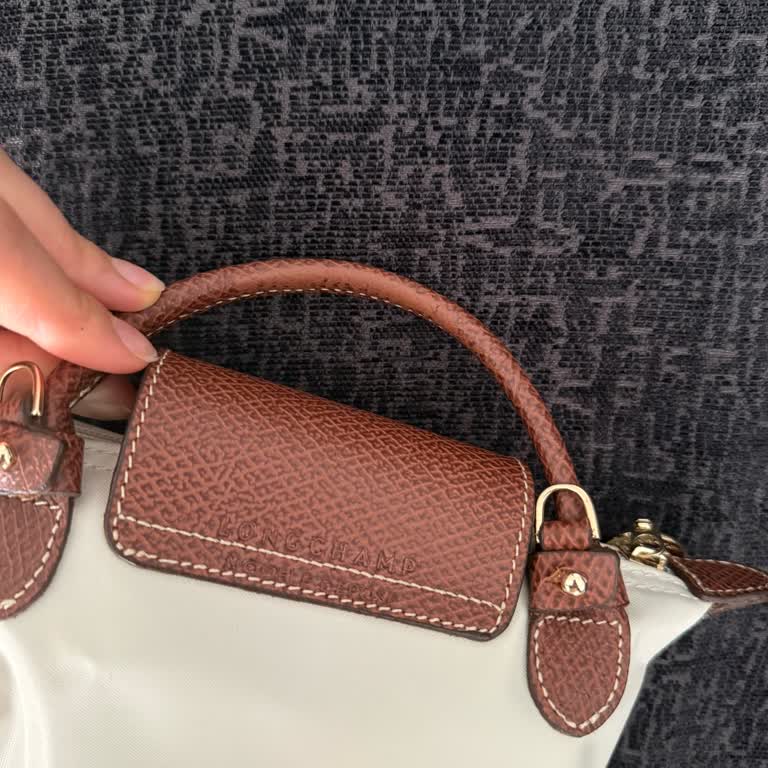 Longchamp Çantamın Sapı İki Hafta İçinde Soyuldu Ve Yanıt Yok