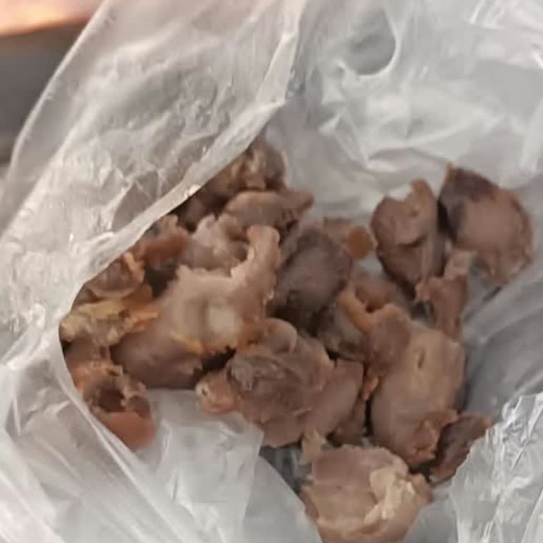 Son Tüketim Tarihine Yakın Tavuk Ürünü Ve Kaba Personel Tutumu