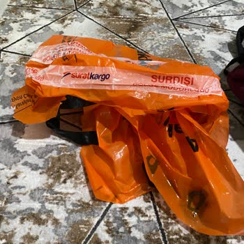 Kedi Taşıma Çantası Çatlak Ve Üzerinde Sıvı Dökülmesiyle Hasarlı
