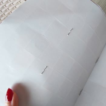 Zımbalanmış Sayfalar Nedeniyle Sticker Book Hasarlı Ve Kullanılamaz
