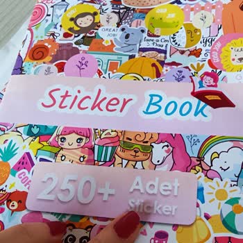 Zımbalanmış Sayfalar Nedeniyle Sticker Book Hasarlı Ve Kullanılamaz