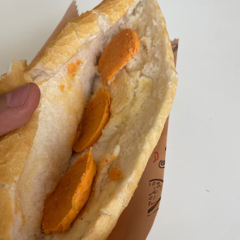 Milli Eğitim Bakanlığı Okul Kantininde Tost Sucuğu Renk Değiştirerek Sağlık Riski Oluşturdu