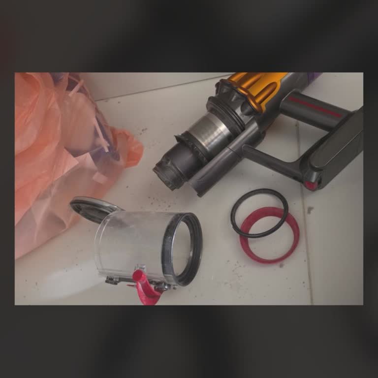 Dyson V12 Dikey Süpürge Parçası Kendiliğinden Çıktı Ve Ücretsiz Teknik Destek Talebi