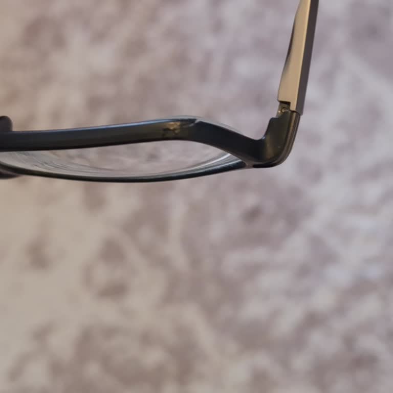 Atasun Optik’te Kırılan Çerçeve Yapıştırıldı, Şeffaflık Bekleniyor