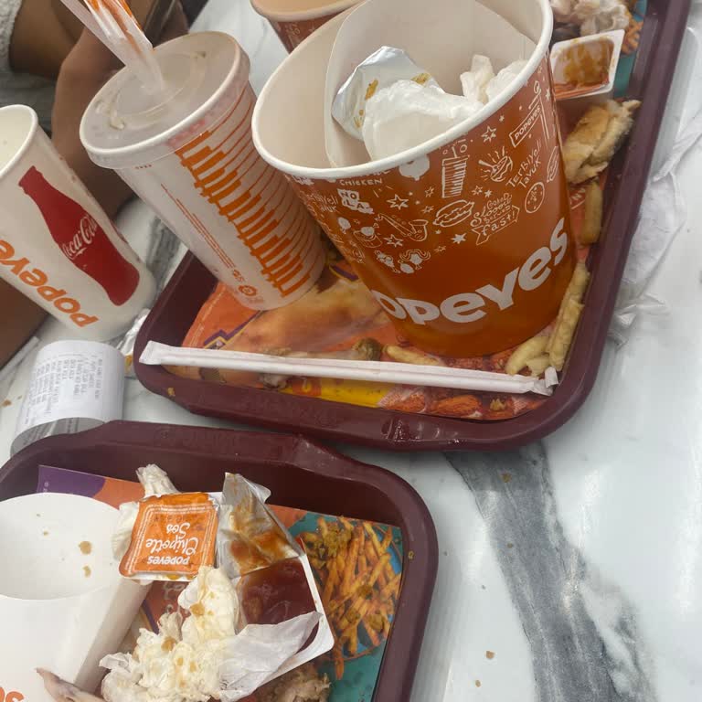 Popeyes Şubesinde Gıda Güvenliği Sorunu: Soğuk Hamburger Ve Kağıt Üzerinde Kova Servisi