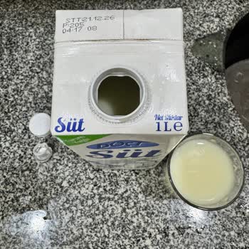 Iğdır Merkez BİM Şubesinde Bozulmuş Süt Satışı Sağlık Tehlikesi