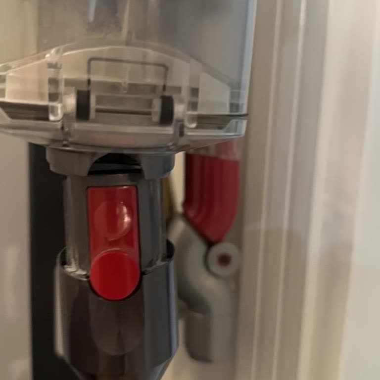 Dyson V12 Şarjlı Süpürge Kırılan Boru Klipsi Garanti Kapsamında Değiştirilmeli