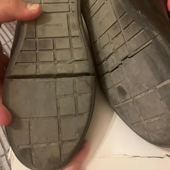 Calvin Klein Ayakkabısının Solu 1,5 Ayda Yırtıldı Ve Kullanıcı Hatası İddiası Reddedildi