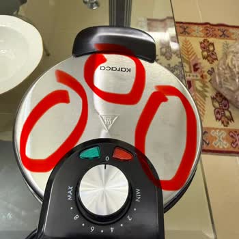 Açık Kutulu, Kırık Kapaklı Ve Kullanılmış Görünümlü Waffle Makinesi