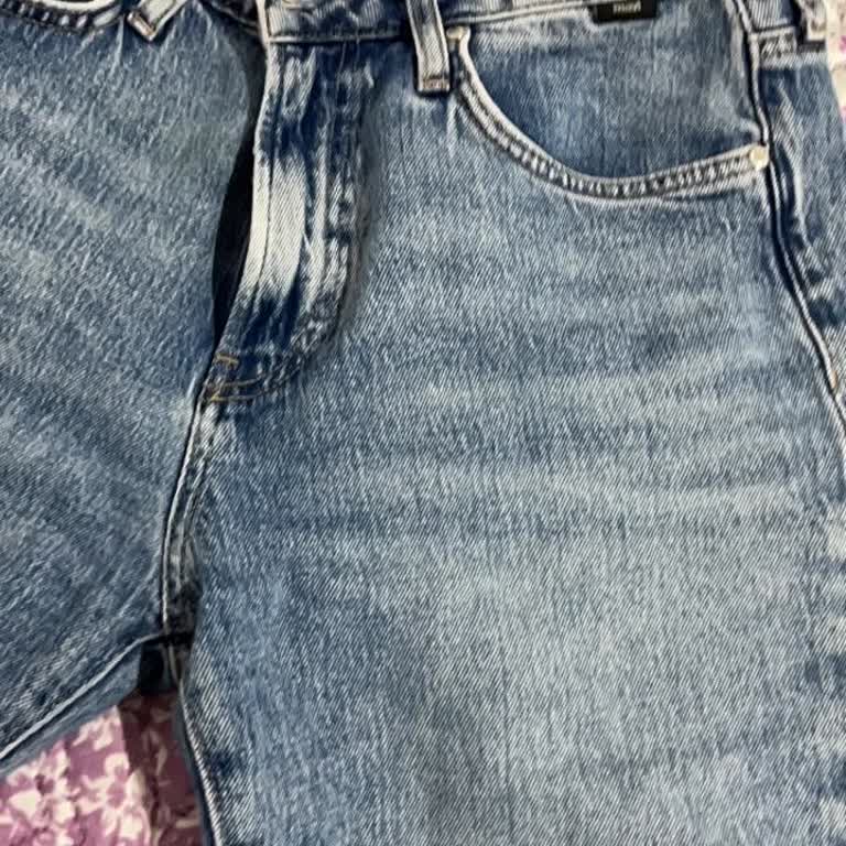 Mavi Kot Pantolonun Düğmesi Ayrıldı Ve Rengi Çabuk Soldu