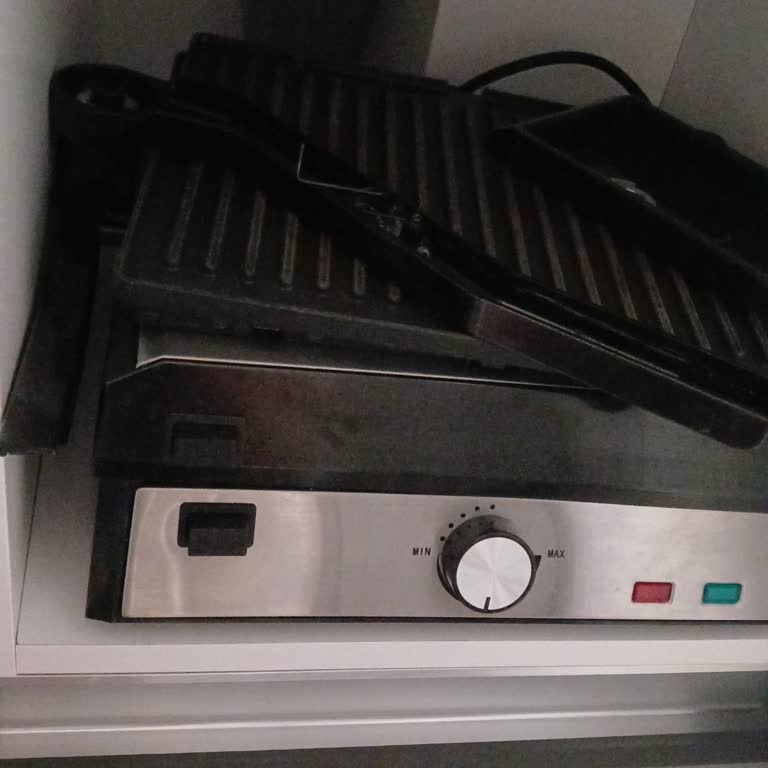 Kumtel Tost Makinesinin Kolları Kırıldı, Garanti Talebine Cevap Gelmedi
