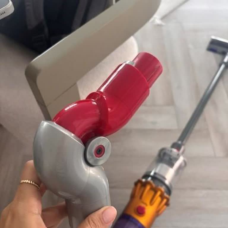 Dyson V12 Detect Slim Absolute Bağlantı Parçası Normal Kullanımda Kırıldı, Garanti Talebi