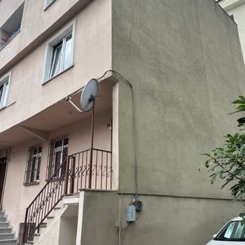 İzin Alınmadan Yerleştirilen Fiber Kutusu Ve Duvar Delmesi