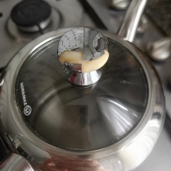 Korkmaz Riva Rosa Gold Çaydanlıkta Sap Ve Kapak Kısımları Soyuluyor