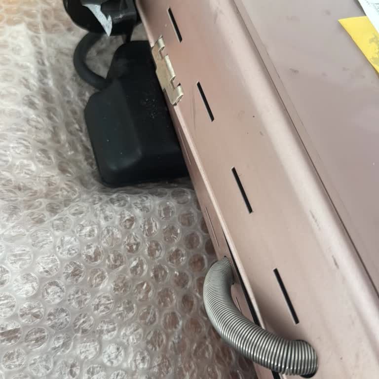 Kapak Menteşe Kırığı Ve Yanlış Servis Kaydı Nedeniyle Garanti Talebi