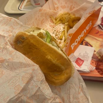Zorlu Center Popeyes’te Küflü Hamburger Servisi