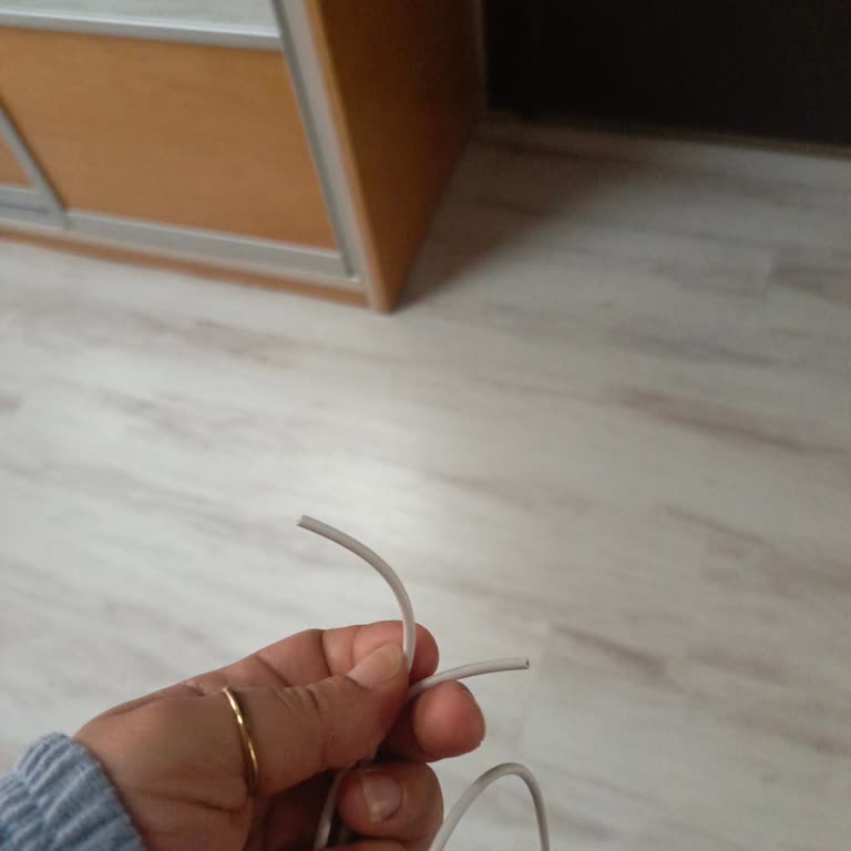 Suya Dayanıklı Olmadığı Açıklanan Çocuk Akıllı Saati Ve Kırık Şarj Kablo Şikayeti
