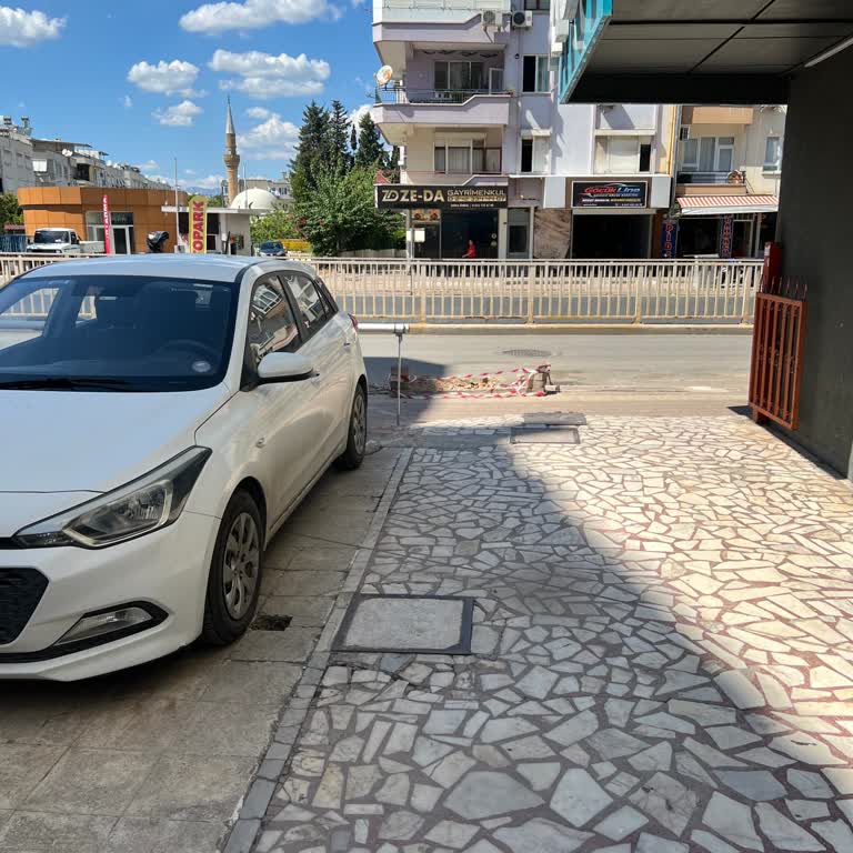 Superonline Kablo Kazısının Açık Bırakılması Otopark Giriş Çıkışını Engelliyor