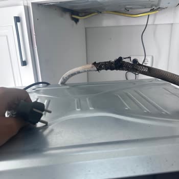 Kumtel Setinde Elektrik Kaçağı Ve Gaz Borusuna Temas, Güvenlik Riski Ve Servis Yanıtı Yok
