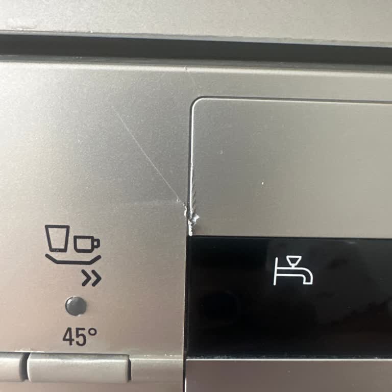 Siemens Bulaşık Makinesinde Tekrarlayan Ön Panel Çatlakları Ve Ücretsiz Onarım Talebi