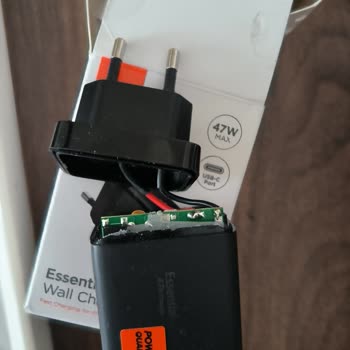 Spigen Şarj Aletinin Kısa Sürede Gövdesi Ayrıldı, Garanti Reddi Ve Ücret İadesi Talebi