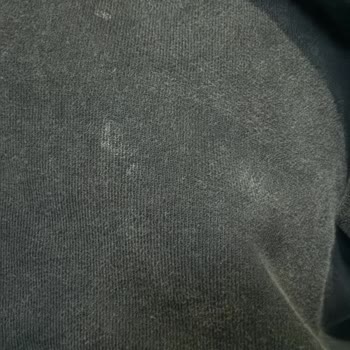 Sweatshirtte Çamaşır Suyu Lekesi Ve Çorapların Düşük Kalitesi