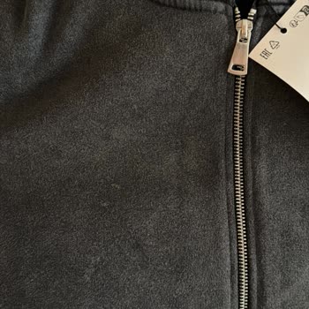 Sweatshirtte Çamaşır Suyu Lekesi Ve Çorapların Düşük Kalitesi