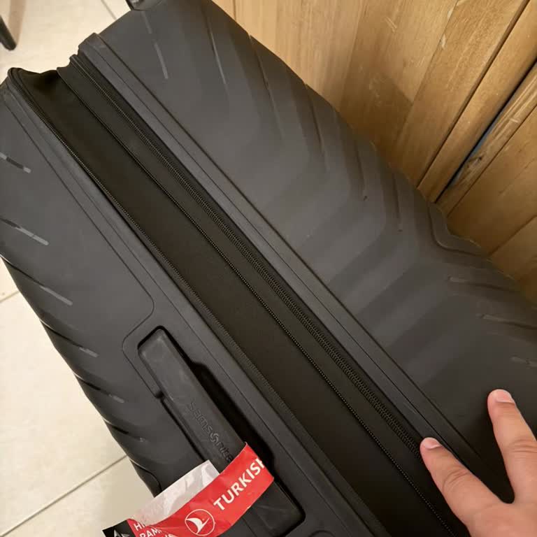 Samsonite Valizin Körük Kısmı Açık Ve Fermuarı Koptu