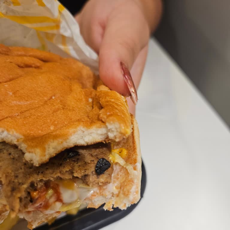 McDonald's Antalya Şubesinde Uzun Bekleme Ve Yanık Hamburger Şikayeti
