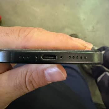 İdefix'ten Gelen Kusurlu İPhone 15'te Güç Tuşu Arızası Ve Vidalı Eksiklik