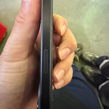 Hb Bilişim A Grade Olması Gereken İPhone 15’de Eksik Vidalar Ve Çalışmayan Güç Düğmesi
