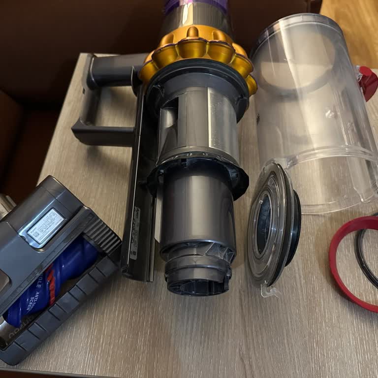 Dyson V15: Toz Haznesi Contası Çıktı, Kırmızı Şerit Koptu