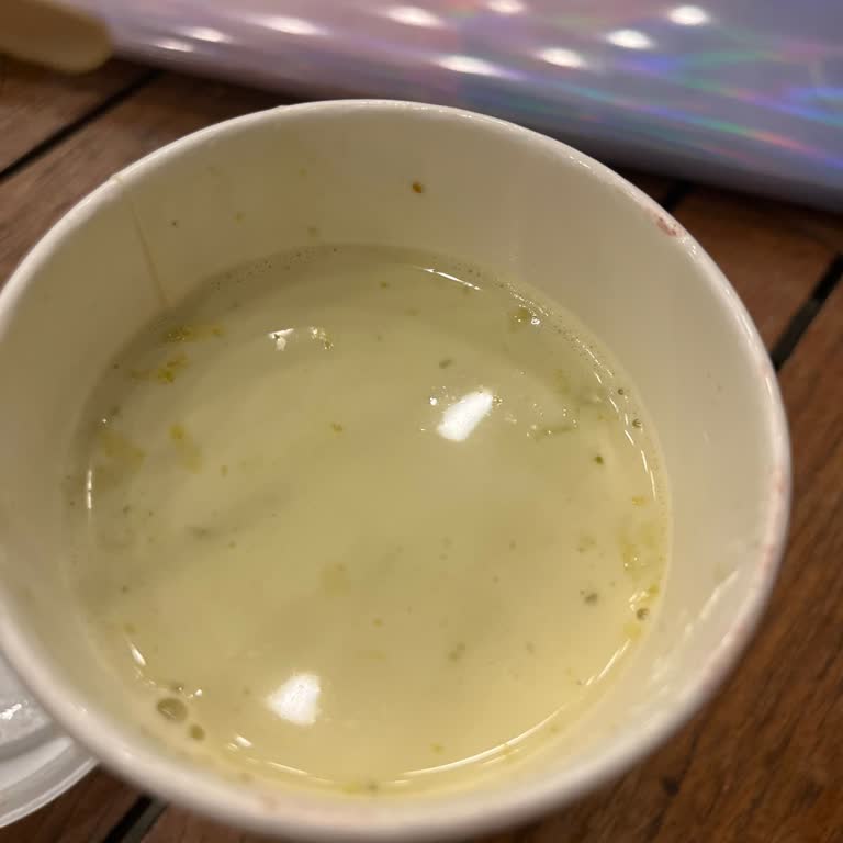 Kahve Aroması Olmadan Süt Tadında Gofrik Kahve Ve Asık Çalışan Tutumu