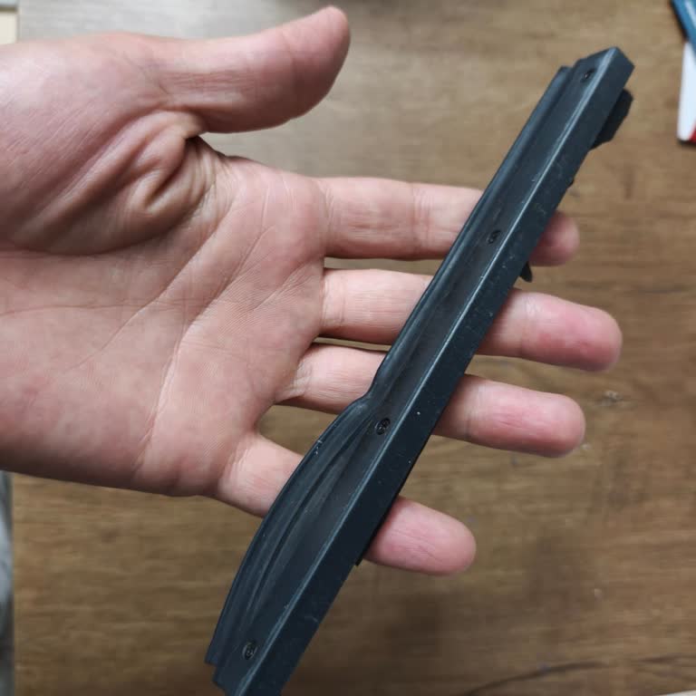 Roborock S8 Pro’da Kırılan Ana Fırça Kapağı İçin Dayanıklı Değişim Talebi