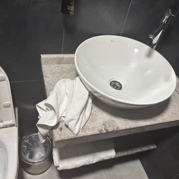 Rezervasyon Sözünden Ayrılan Camsız Oda Ve İzin Almadan Oda Değişikliği