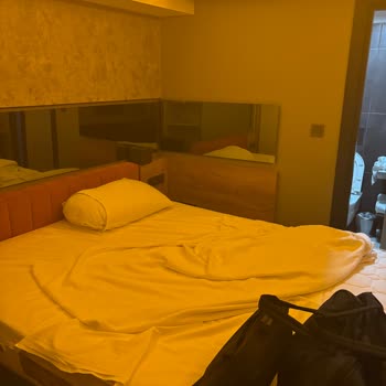 Rezervasyon Sözünden Ayrılan Camsız Oda Ve İzin Almadan Oda Değişikliği