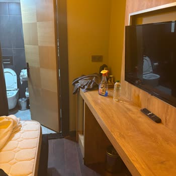 Rezervasyon Sözünden Ayrılan Camsız Oda Ve İzin Almadan Oda Değişikliği