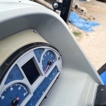New Holland T580b - Defective Gauge Panel And Service Damage