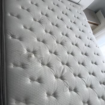 Yırtık Ve Lekeli Yatak, Geciken Teslimat Ve Kötü Müşteri Hizmeti