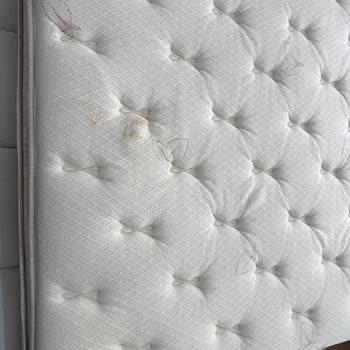 Yırtık Ve Lekeli Yatak, Geciken Teslimat Ve Kötü Müşteri Hizmeti