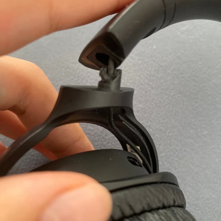 JBL 470 BT Kulaklığının Menteşesi Kendi Kendine Kırıldı Ücretsiz Onarım Talebi