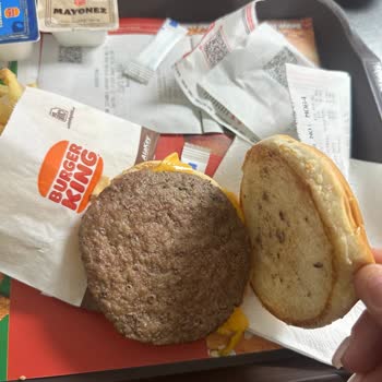 Ücretine Uygun Olmayan Soğuk Hamburger Ve Bayat Patatesler