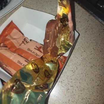 Algida Magnum Mini Badem Dondurmada Yapışkan Tabaka, Kötü Tat Ve Gıda Güvenliği Endişesi