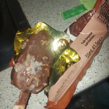 Algida Magnum Mini Badem Dondurmada Yapışkan Tabaka, Kötü Tat Ve Gıda Güvenliği Endişesi