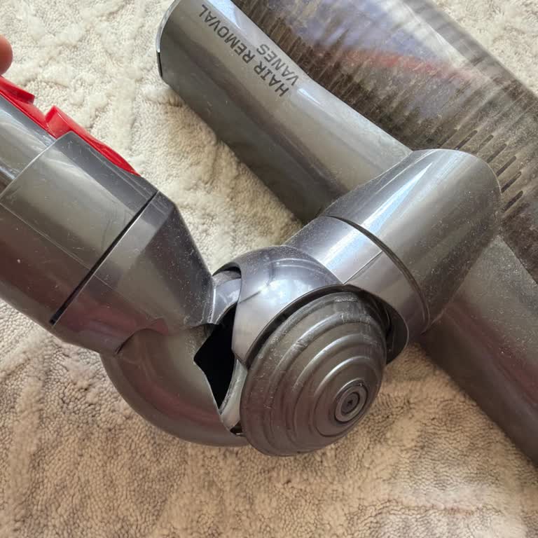 Dyson V11 Süpürgenin Garanti Kapsamındaki İç Parçasının Kırılması Ve Ücretsiz Değişim İsteği