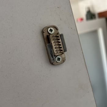 Samet Amortisörleri Kapakları Tutmuyor, Menteşe Kırıldı